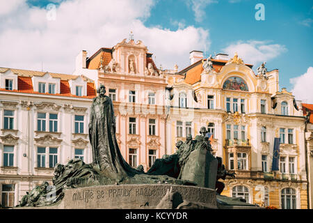 Prag, Tschechische Republik. Blick auf Jan Hus Denkmal in der Altstadt Platz. Denkmal zeigt siegreichen Hussiten Krieger, Protestanten und junge Mutter, die sy Stockfoto