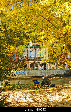 Künstler Malerei Le Moulin de l'Abbaye Restaurant, Brantome, Dordogne, Aquitaine, Frankreich Stockfoto