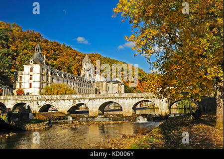 Die gebogene Brücke Pont coude und Benediktinerabtei von Brantome, Brantome, Dordogne, Aquitaine, Frankreich Stockfoto