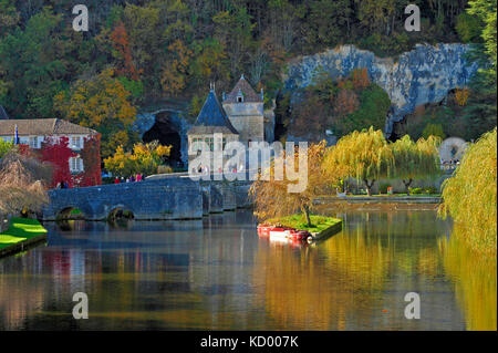 Abgewinkelte Brücke und den Fluss Dronne in Brantome, Dordogne, Aquitaine, Frankreich Stockfoto