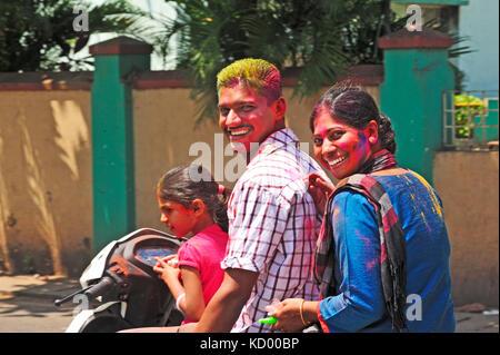 Familie auf einem Motorroller, Holi Festival, panjim oder panaji, Goa, Indien Stockfoto