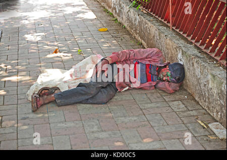 Menschen schlafen auf bürgersteig während Holi Festival, panjim oder panaji, Goa, Indien Stockfoto