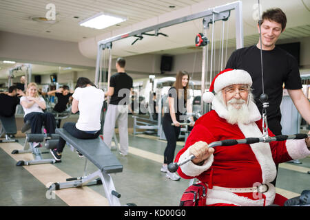 Santa claus Übungen an einer Turnhalle Stockfoto