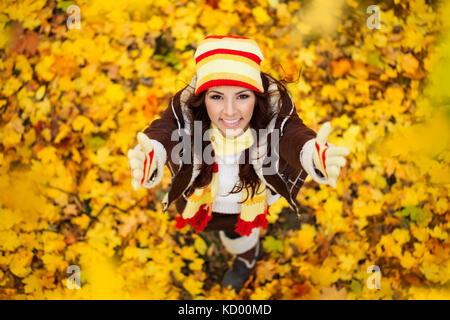 Glücklich lächelnde Mädchen im Herbst Park, Ansicht von oben Stockfoto