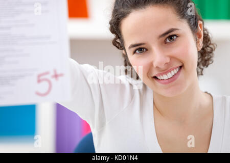 Glückliches Mädchen ihre perfekte Test, der mit fünf Stockfoto