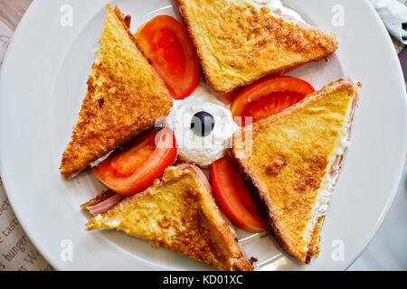 Getoastet gedrückt Sandwich mit Schinken und Käse. Stockfoto