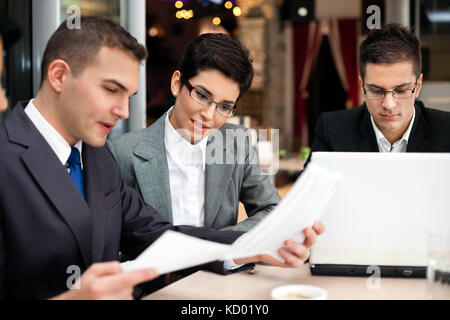 Business Team von drei im Cafe und Planung Sitzen arbeiten Stockfoto