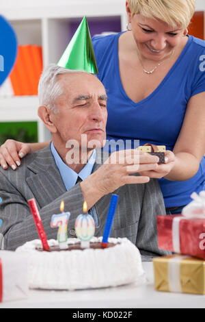 Tochter Vater Geschenk zum 70. Geburtstag Stockfoto