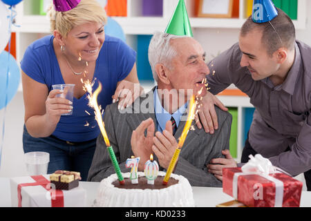 Party für 70. Geburtstag, älterer Mann feiert Geburtstag mit seiner Familie Stockfoto