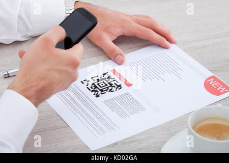 Nahaufnahme einer Hand, die mobile Barcode scannen Stockfoto