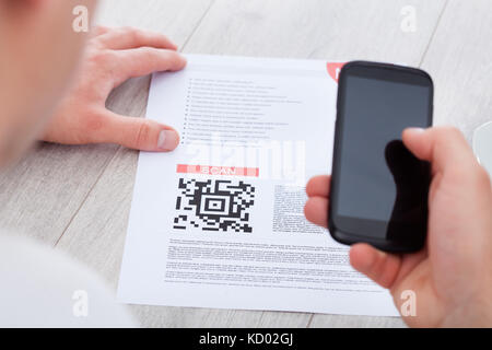 Nahaufnahme einer Hand, die mobile Barcode scannen Stockfoto