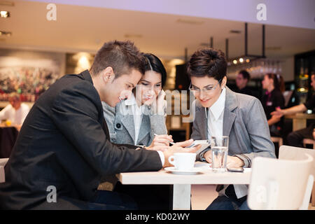 Geschäftsleute in Freizeit gemeinsam im Cafe Stockfoto