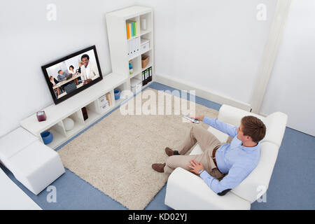 High Angle View Of ein Mann sitzt auf der Couch vor dem Fernseher Stockfoto