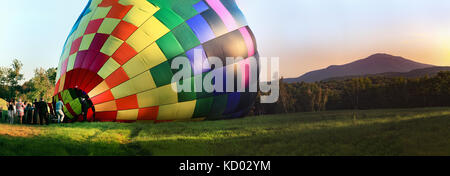 Hot Air Balloon für einen Flug in Vermont, USA aufgeblasen. Stockfoto