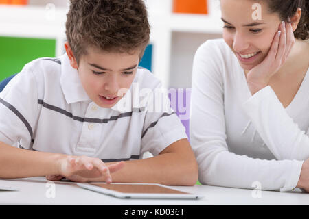 Lächelnd Bruder und Schwester Spaß mit digitalen pc Stockfoto