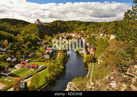 Schönen Herbst Landschaft mit Fluss, das Schloss und blauer Himmel mit Wolken und Sonne. vranov Vranov nad Dyji (Thaya) oben Chateau, Thaya, Tschechische Repub Stockfoto