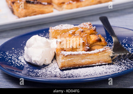 Apfelkuchen in Blätterteig mit Apricot Glaze Stockfoto