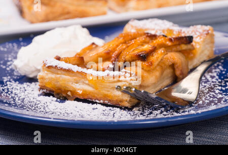 Apfelkuchen in Blätterteig mit Apricot Glaze Stockfoto