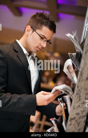 Junge Unternehmer lesen Zeitung Stockfoto