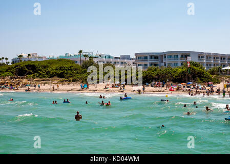 Touristen im Urlaub an der Playa de Muro in der Bucht von Alcudia, Mallorca, Balearen Inseln Stockfoto