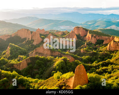 Las Medulas historischen Gold mining Berge in der Nähe der Stadt Ponferrada in der Provinz Leon, Kastilien und Leon, Spanien. Blick von orellan Aussichtspunkt. Stockfoto