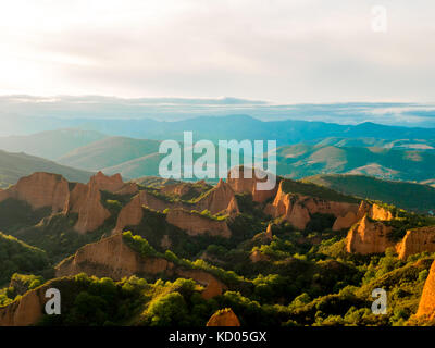 Las Medulas historischen Gold Mine in der Nähe der Stadt Ponferrada in der Provinz Leon, Kastilien und Leon, Spanien. Blick von orellan Aussichtspunkt an Sun Stockfoto