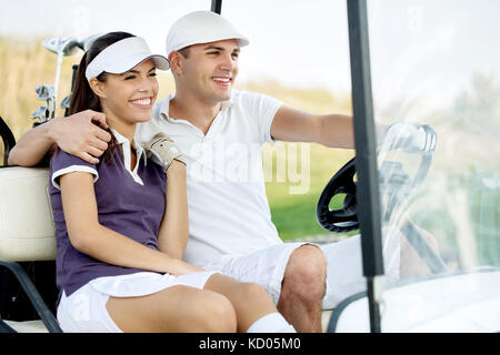 Golf Paar fahren im Golf Warenkorb Stockfoto