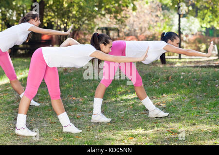 Junge Frauen stretching auf Aerobic, outdoor Stockfoto