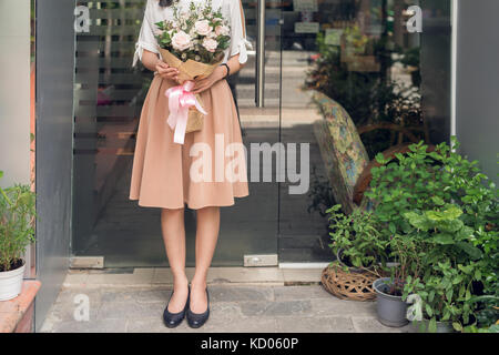 7/8 Bild der Frau im Blumenladen und Holding Blumenstrauß Stockfoto