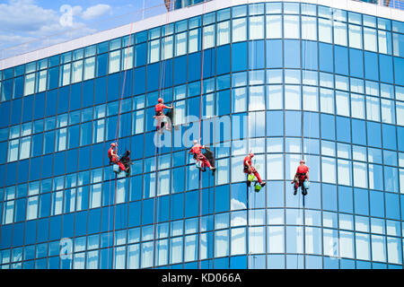 Fünf Fensterputzer auf modernes Gebäude Stockfoto