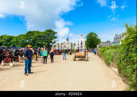 Unbefestigte Straße mit Pferdekutschen in dem Dorf, das Zentrum von Sark, Kanalinseln, Großbritannien. keine Autos oder Lkw sind auf Sark erlaubt. Stockfoto