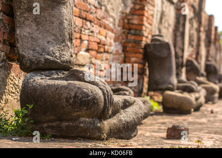 Detail der vielen kopflose Buddhas entlang einer Wand an der Tempel Wat Mahathat, Tempel der Großen Relikt, in Ayutthaya, Thailand Stockfoto