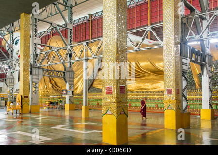 Yangon, Myanmar - September 29, 2016: Chauk Htat Gyi Liegenden Buddha (süße Augen Buddha) in Yangon, Myanmar Stockfoto