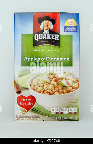 Pack von Quaker instant oatmeals steht gegen den weißen Hintergrund. Stockfoto