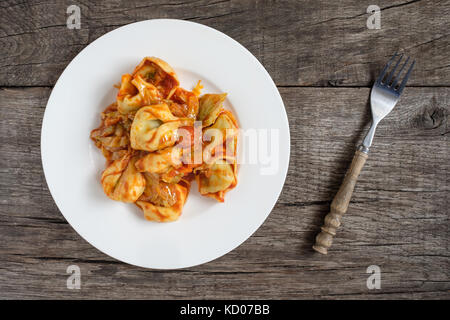 Tortellini mit Käse und Spinat füllen und Tomatensauce, Würstchen und Tomatensoße Stockfoto