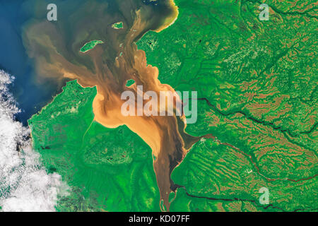 Satellitenbild von Rupert Bay im Norden von Quebec, Kanada, mit Tannin - Flecken (dunkelbraun) Fluss Wasser floss in die Bucht Stockfoto