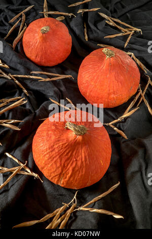 Red kuri Squash auf schwarz Tischdecke Stockfoto