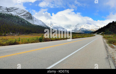 Autobahn durch die kanadischen Rockies entlang des Icefields Parkway zwischen Banff und Jasper Stockfoto