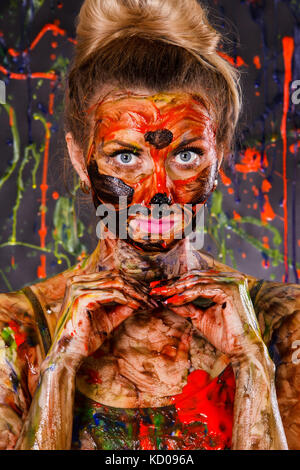 Schöne junge Frau mit bunten Farben abgedeckt Stockfoto