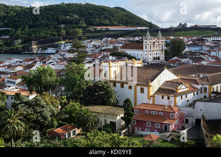 Blick aus dem Alto da Memoria in die Altstadt von Angra do Heroismo, hinter Monte Brasil, zentrale Kathedrale, Dom, se Stockfoto