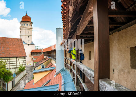 Junger Mann auf der alten Stadtmauer, hinter dem Deininger Tor, Nördlingen, Schwaben, Bayern, Deutschland Stockfoto