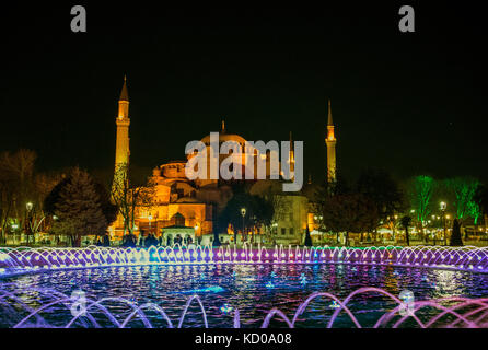 Die Hagia Sophia bei Nacht, Ayasofya, Brunnen in Sultanahmet, Sultan Ahmed Park, Istanbul, europäischen Teil, Türkei Stockfoto