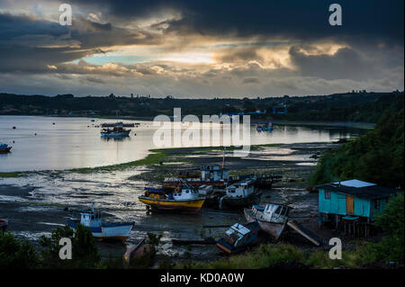 Fischerboote bei Ebbe und Sonnenuntergang in dalcahue, Chiloe, Chile Stockfoto