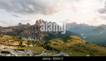 Sonnenuntergang am Monte campedelle und Col de le Bisse, Sextner Dolomiten, Südtirol, Trentino - Südtirol, Alto-Adige, Italien Stockfoto