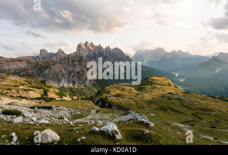 Sonnenuntergang am Monte campedelle und Col de le Bisse, Sextner Dolomiten, åsüdtirol, Trentino - Südtirol, Alto-Adige, Italien Stockfoto