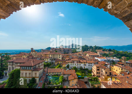 Blick auf die Altstadt von Bergamo campanone Turm Torre Civica, Bergamo, Provinz Bergamo, Lombardei, Italien Stockfoto