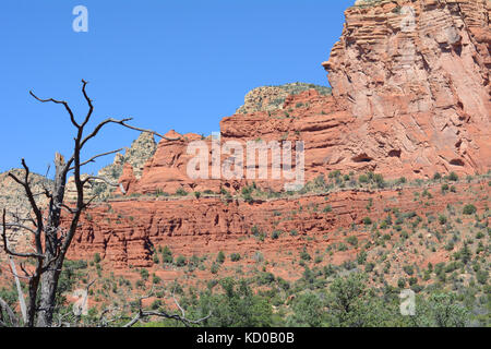 Anzeigen von Ridge line von Wanderweg in Sedona Stockfoto