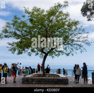 Blick auf den berühmten Cabo Girao Aussichtspunkt auf der Insel Madeira, Portugal. Stockfoto