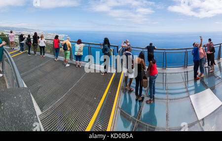 Blick auf den berühmten Cabo Girao Aussichtspunkt auf der Insel Madeira, Portugal. Stockfoto