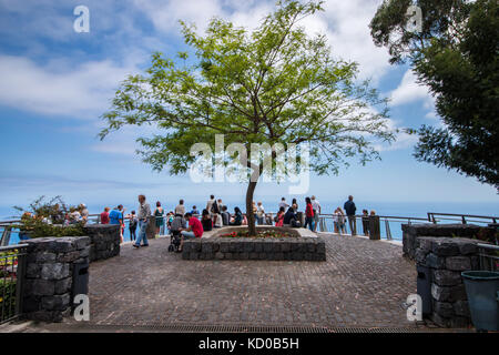 Blick auf den berühmten Cabo Girao Aussichtspunkt auf der Insel Madeira, Portugal. Stockfoto